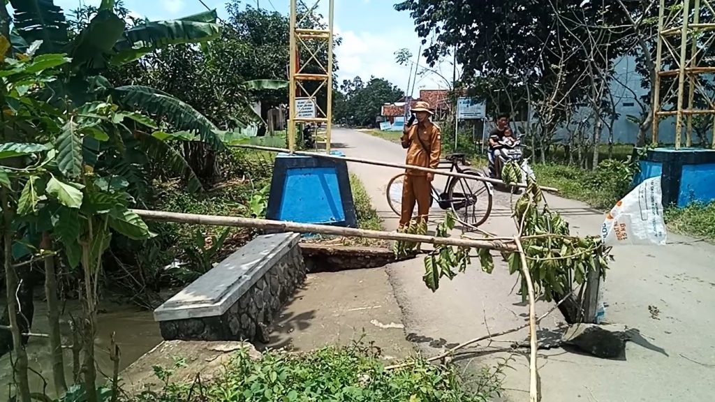 Sebuah gorong-gorong di ruas jalan kabupaten perbatasan Desa Sukamulya dan Kuwangwangi Kecamatan Ujungjaya mengalami ambles. (Foto: Fajarnusantara.com)
