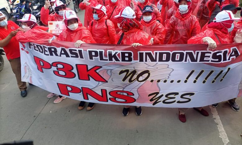 Aksi long march gabungan PLKB dari Halte Halim Perdana Kusuma menuju kantor BKKBN yang ada di Cawang, Jakarta Timur, Senin (29/3/2021). (Foto: Pengurus Pusat Konfederasi KASBI)