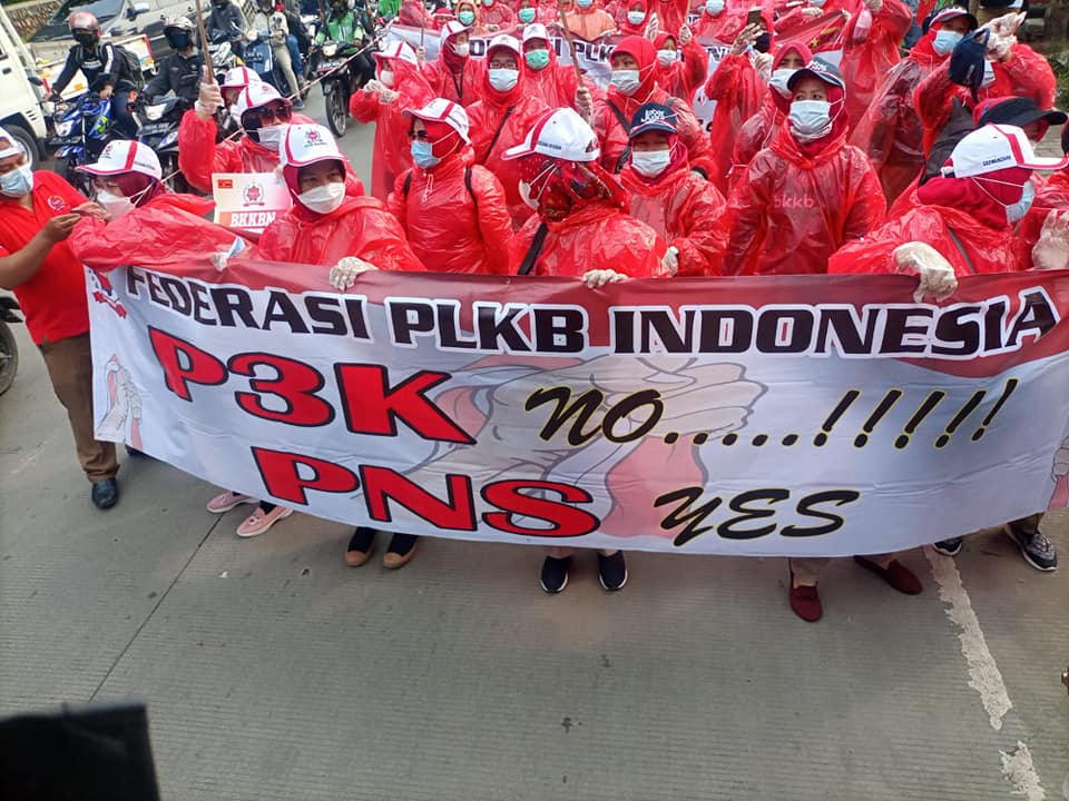 Aksi long march gabungan PLKB dari Halte Halim Perdana Kusuma menuju kantor BKKBN yang ada di Cawang, Jakarta Timur, Senin (29/3/2021). (Foto: Pengurus Pusat Konfederasi KASBI)
