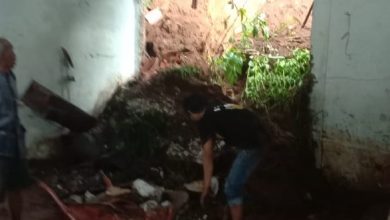 Longsor menjebol sebuah gudang sekaligus garasi warga Desa Wargaluyu Kecamatan Tanjungmedar Kabupaten Sumedang, Rabu (24/3/2021). (Foto: Ist/Karang Taruna Wargaluyu)