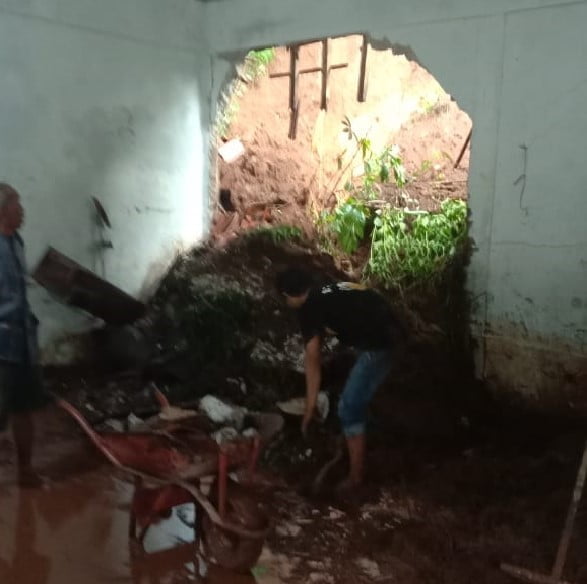 Longsor menjebol sebuah gudang sekaligus garasi warga Desa Wargaluyu Kecamatan Tanjungmedar Kabupaten Sumedang, Rabu (24/3/2021). (Foto: Ist/Karang Taruna Wargaluyu)