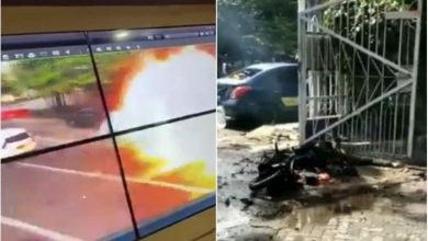 Petugas Damkar Conggeang menyeprot jalan yang masih tertutup lumpur agar dapat segera dilalui kendaraan, Minggu (28/3/2021). (Foto: Fajarnusantara.com)