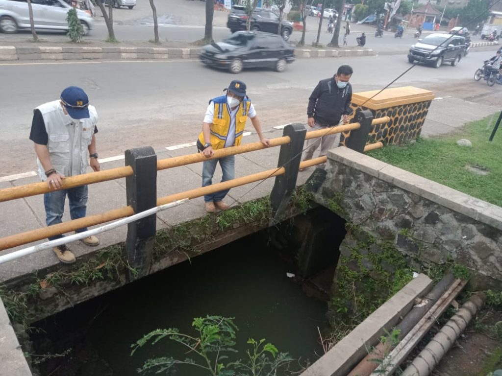 Dinas PUPR telah melakukan survey bersama tim mengenai banjir di Jatinangor. (Foto: Humas Pemkab Sumedang)