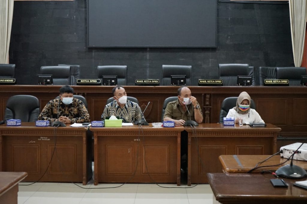 Sejumlah pimpinan DPRD Sumedang menggelar rapat kerja di ruang paripurna DPRD Sumedang, Senin (1/3/2021). (Foto: Humpro DPRD Sumedang)