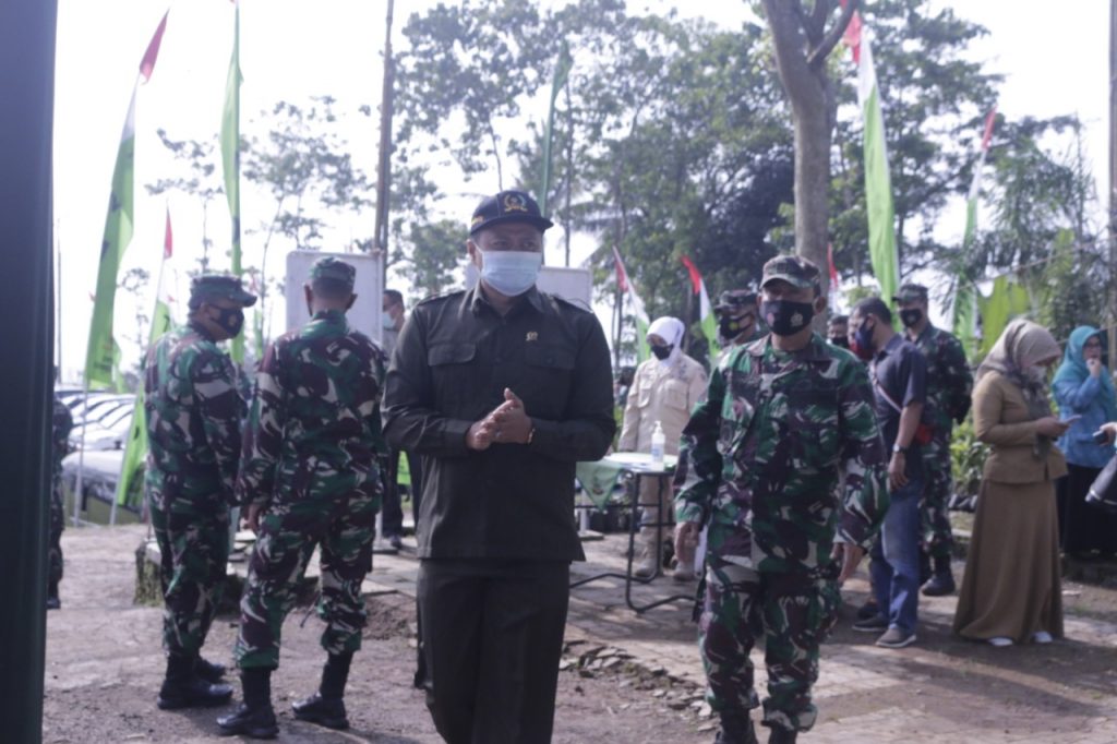 Wakil Ketua DPRD Sumedang, H. Ilmawan Muhamad menghadiri pembukaan pelaksanaan program TMMD ke-110 Tahun Anggaran 2021, di Dusun Cilutung Desa Kertamukti Kecamatan Tanjungmedar, Selasa (2/3/2021). (Foto: Humpro DPRD Sumedang)