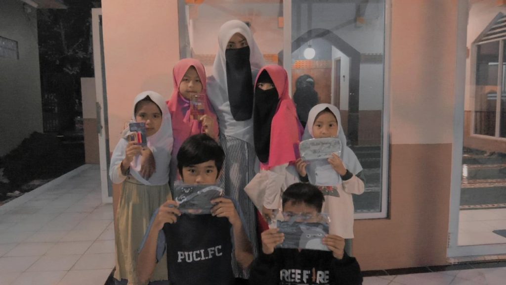 Adinda Nurul Fadilla (tengah, belakang) foto bersama anak-anak didiknya usai belajar, beberapa waktu lalu. (Foto: Istimewa)