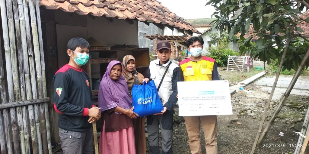 Penyaluran CSR dari Astra Grup untuk korban bencana di Kabupaten Sumedang, Selasa (9/3/2021). (Foto: Istimewa)