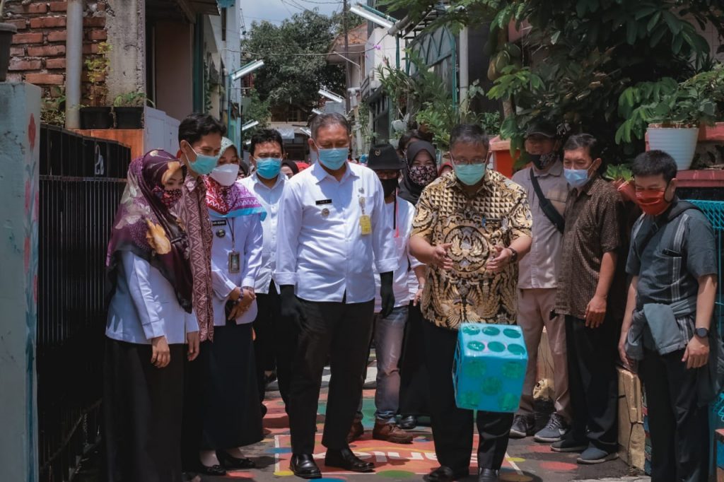 Anggota DPRD Provinsi Jawa Barat, Haru Suandharu, S.Si., M.Si., bersama pejabat lainnya mengunjungi RW 5 Kelurahan Cikutra Kecamatan Cibeunying Kidul Kota Bandung yang viral karena inovasi lukisan mural, Rabu (10/3/2021). (Foto: Istimewa)
