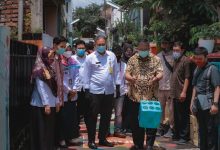 Anggota DPRD Provinsi Jawa Barat, Haru Suandharu, S.Si., M.Si., bersama pejabat lainnya mengunjungi RW 5 Kelurahan Cikutra Kecamatan Cibeunying Kidul Kota Bandung yang viral karena inovasi lukisan mural, Rabu (10/3/2021). (Foto: Istimewa)