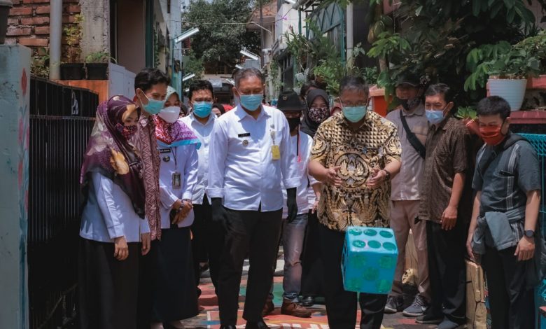 Anggota DPRD Provinsi Jawa Barat, Haru Suandharu, S.Si., M.Si., bersama pejabat lainnya mengunjungi RW 5 Kelurahan Cikutra Kecamatan Cibeunying Kidul Kota Bandung yang viral karena inovasi lukisan mural, Rabu (10/3/2021). (Foto: Istimewa)