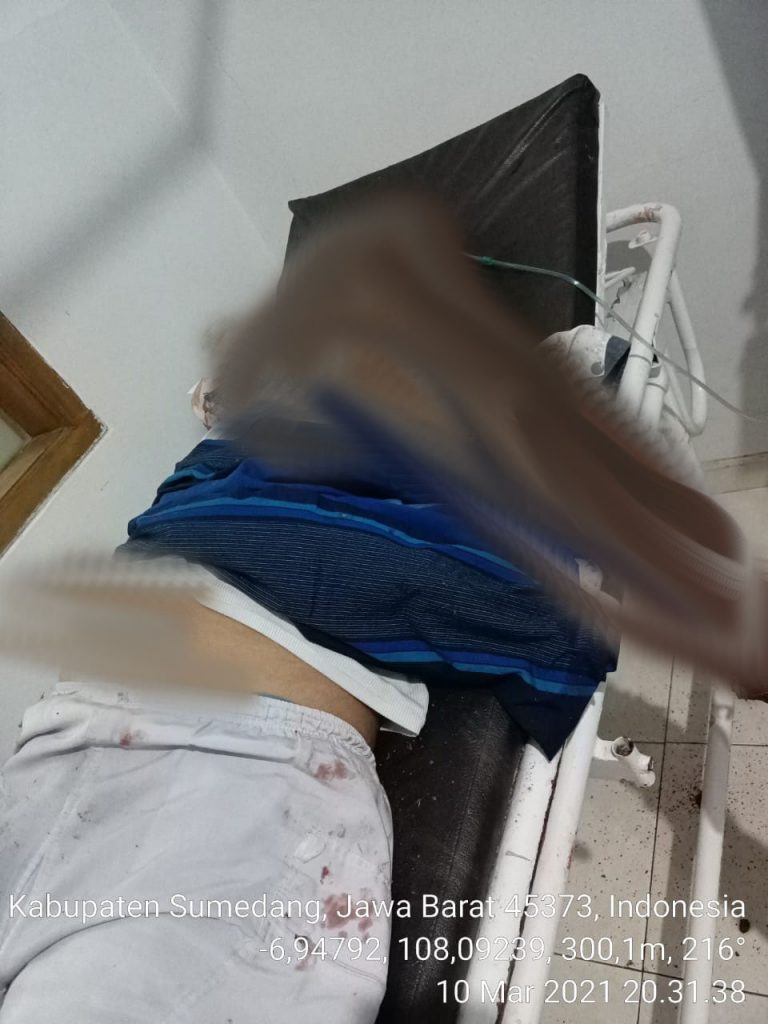 Salah seorang korban kecelakaan bus masuk jurang tengah dirawat, Rabu malam (10/3/2021). (Foto: Istimewa)