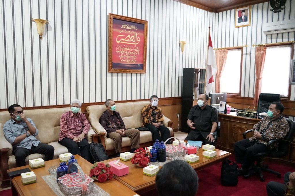 Ketua DPRD Kabupaten Sumedang, Irwansyah Putra menerima audensi gabungan masyarakat Kecamatan Conggeang dan Buahdua Kabupaten Sumedang, Rabu (10/3/2021). (Foto: Humpro DPRD Sumedang)