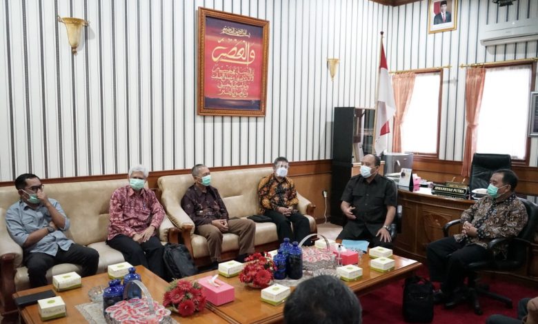 Ketua DPRD Kabupaten Sumedang, Irwansyah Putra menerima audensi gabungan masyarakat Kecamatan Conggeang dan Buahdua Kabupaten Sumedang, Rabu (10/3/2021). (Foto: Humpro DPRD Sumedang)