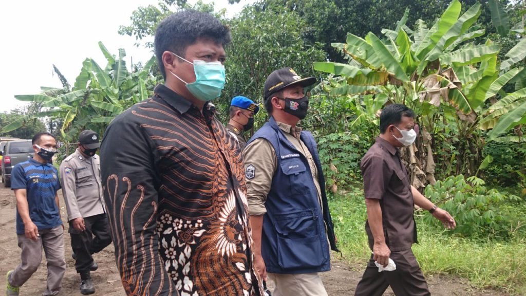 Wakil Ketua DPRD Kabupaten Sumedang, H. Ilmawan Muhamad, S. Ag, menghadiri peresmian Jembatan Gantung Siliwangi HUM 54, di Desa Palabuan Kecamatan Ujungjaya Kabupaten Sumedang, Kamis (11/3/2021). (Foto: Humpro DPRD Sumedang)