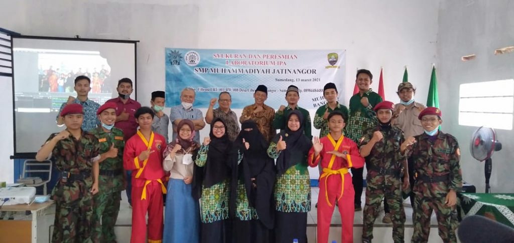 Sejumlah guru, ketua pembangunan, komite SMP Muhammadiyah Jatinangor serta KOKAM Pemuda Muhammadiyah foto bersama usai peresmian Laboratorium IPA, Sabtu (13/3/2021)