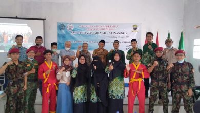 Sejumlah guru, ketua pembangunan, komite SMP Muhammadiyah Jatinangor serta KOKAM Pemuda Muhammadiyah foto bersama usai peresmian Laboratorium IPA, Sabtu (13/3/2021)