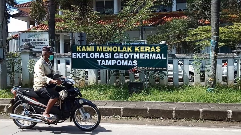 Sepanduk penolakan rencana Geothermal Tampomas dipasang warga yang menolak, beberapa waktu lalu. (Foto: Fajarnusantara.com)