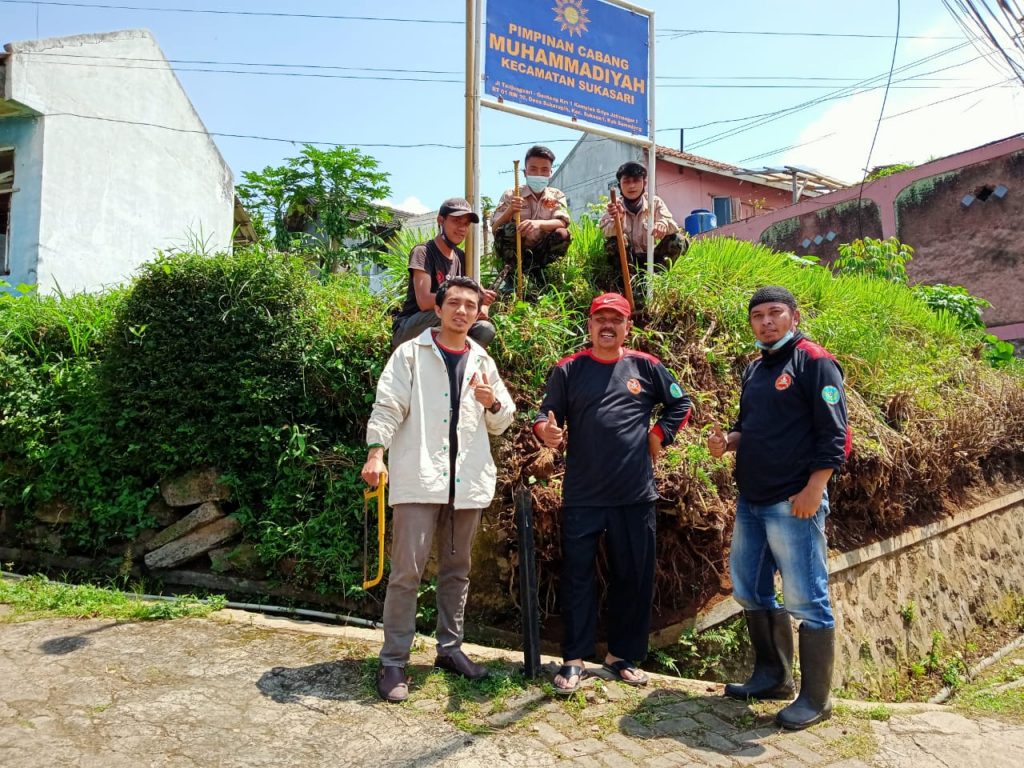 Anggota PCM Sukasari Kabupaten Sumedang memasang plang sebagai identitas diri dan kesekretariatan organisasi. (Foto: Istimewa)