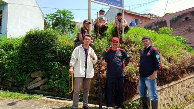 Anggota PCM Sukasari Kabupaten Sumedang memasang plang sebagai identitas diri dan kesekretariatan organisasi. (Foto: Istimewa)