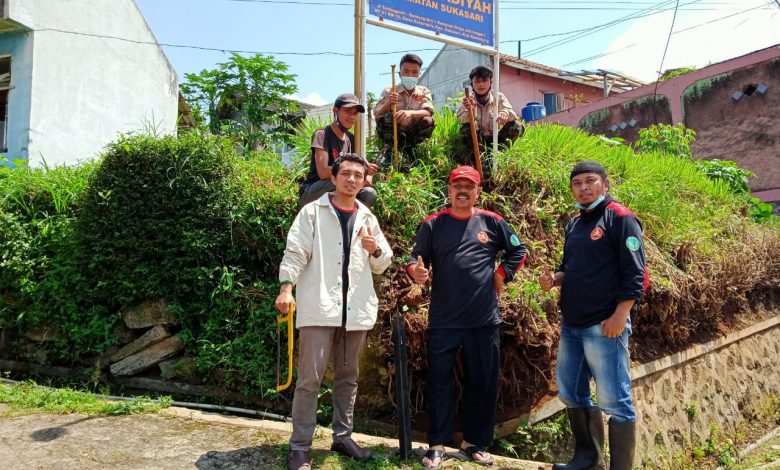 Anggota PCM Sukasari Kabupaten Sumedang memasang plang sebagai identitas diri dan kesekretariatan organisasi. (Foto: Istimewa)