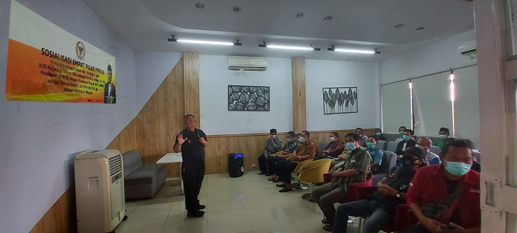 Anggota MPR RI dari Fraksi PKS Dapil Jawa Barat IX, KH. Nurhasan Zaidi memaparkan sosialisasi 4 Pilar Kebangsaan di Aula Café Lampu Satu Kabupaten Subang, Sabtu (13/3/21). (Foto: Istimewa)