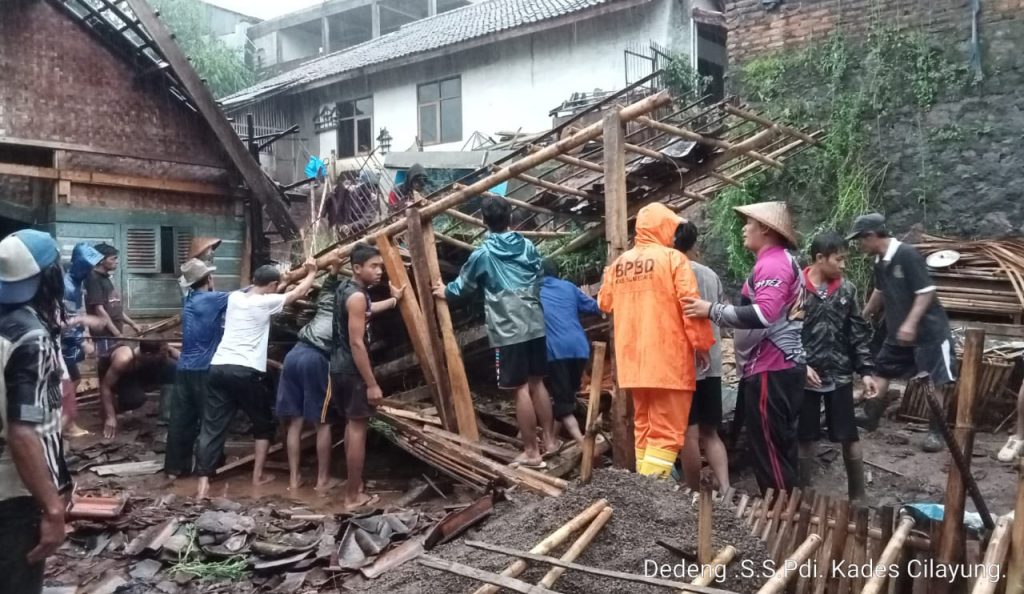 Warga dan petugas gabungan melakukan evakuasi di lokasi longsor Desa Cilayung Kecamatan Jatinangor Kabupaten Sumedang. (Foto: Istimewa)