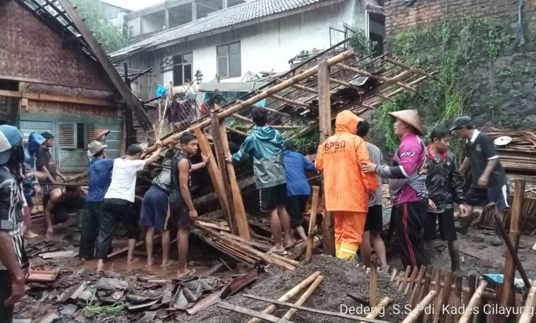 Warga dan petugas gabungan melakukan evakuasi di lokasi longsor Desa Cilayung Kecamatan Jatinangor Kabupaten Sumedang. (Foto: Istimewa)
