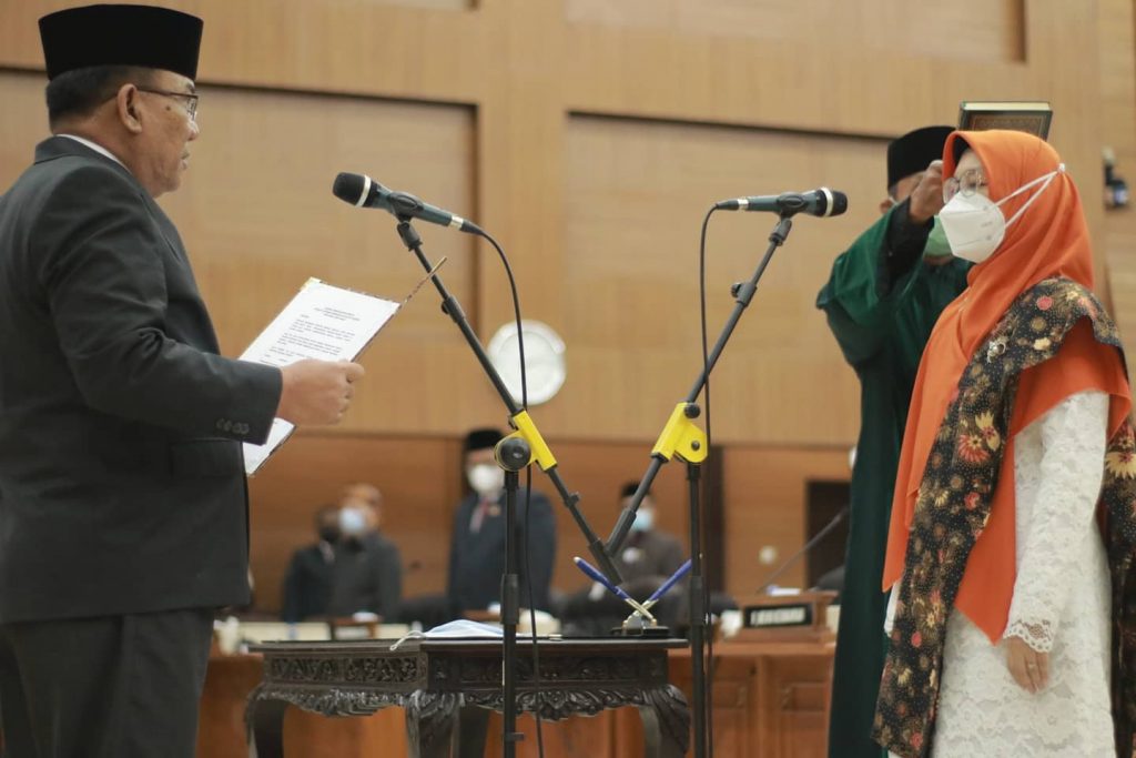 Iin Nur Fatinah (kanan) resmi dilantik sebagai Anggota Fraksi PKS DPRD Provinsi Jawa Barat PAW, Jumat (26/3/2021). (Foto: Istimewa)