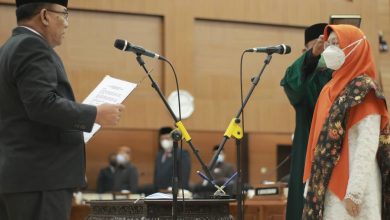 Iin Nur Fatinah (kanan) resmi dilantik sebagai Anggota Fraksi PKS DPRD Provinsi Jawa Barat PAW, Jumat (26/3/2021). (Foto: Istimewa)