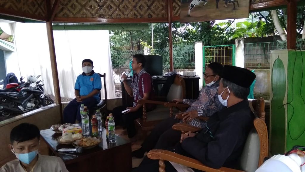 Sejumlah narasumber menyampaikan materi pembekalan bagi kader muda Muhammadiyah dalam kegiatan FGD Baitul Arqom Dasar di Villa Cibubuhan Desa Cimanggung Kecamatan Cimanggung, Sabtu (27/3/2021). (Foto: Langga Kusumah/Fajarnusantara.com)