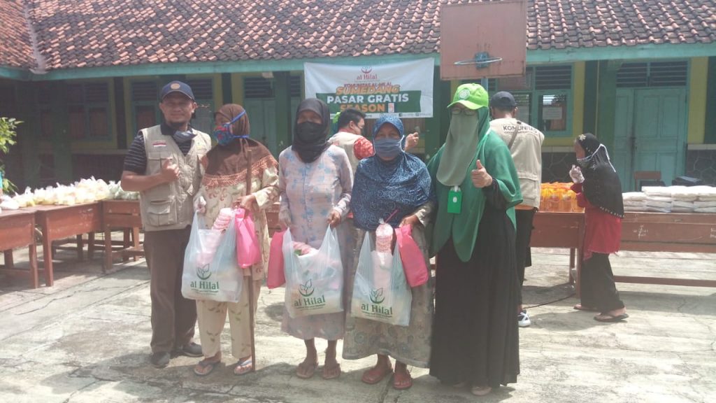 Sejumlah warga Desa Bojongloa Kecamatan Buahdua usai belanja di Pasar Gratis Dhuafa Season 5 yang digelar Komunitas Al Hilal Sumedang, Minggu (28/3/2021). (Foto: Langga Kusumah/Fajarnusantara.com)