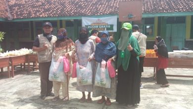 Sejumlah warga Desa Bojongloa Kecamatan Buahdua usai belanja di Pasar Gratis Dhuafa Season 5 yang digelar Komunitas Al Hilal Sumedang, Minggu (28/3/2021). (Foto: Langga Kusumah/Fajarnusantara.com)
