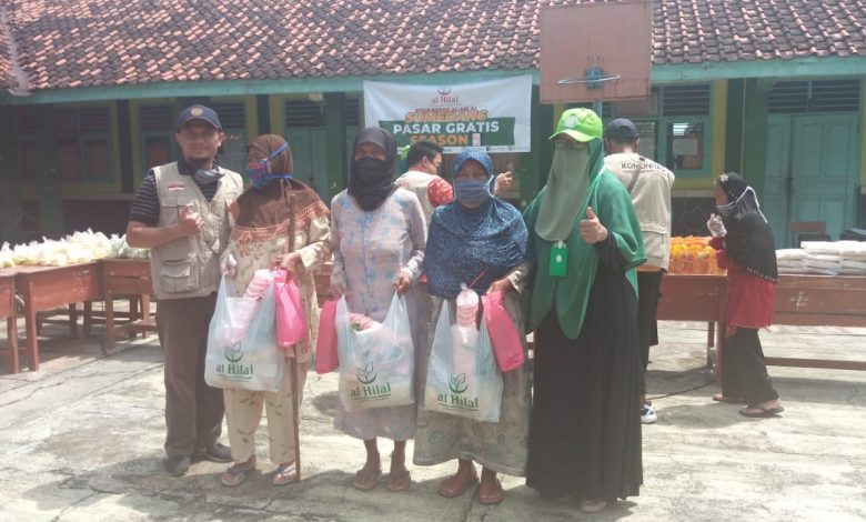 Sejumlah warga Desa Bojongloa Kecamatan Buahdua usai belanja di Pasar Gratis Dhuafa Season 5 yang digelar Komunitas Al Hilal Sumedang, Minggu (28/3/2021). (Foto: Langga Kusumah/Fajarnusantara.com)