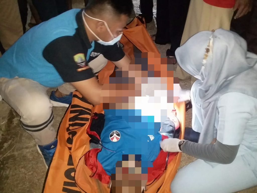 Tim medis dari Puskesmas Tanjungkerta melakukan pemeriksaan korban gantung diri, Senin (29/3/2021). (Foto: Istimewa)