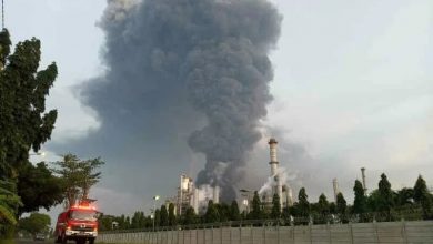 kepulan asap masih membumbung tinggi 12 jam pascakebakaran kilang minyak Pertamina Balongan PT Pertamina RU VI Indramayu Provinsi Jawa Barat, Senin (29/3/2021). (Foto: Akurat.co)