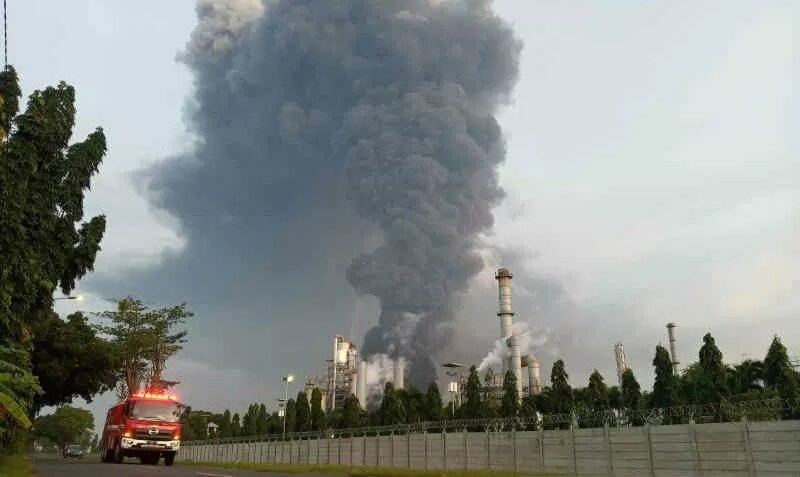kepulan asap masih membumbung tinggi 12 jam pascakebakaran kilang minyak Pertamina Balongan PT Pertamina RU VI Indramayu Provinsi Jawa Barat, Senin (29/3/2021). (Foto: Akurat.co)