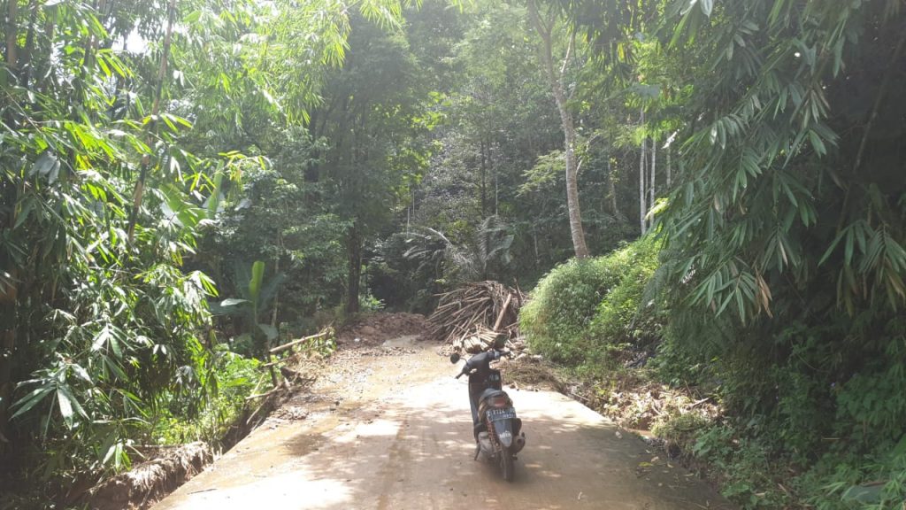 Salahsatu akses jalan di Desa Citengah Kabupaten Sumedang tertutup longsor paskahujan deras. (Foto: Humas Pemkab Sumedang)