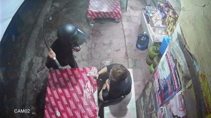 Seorang difabel di wilayah Jonggol, Kabupaten Bogor, ponselnya dirampas seorang pria sambil ditodong senjata tajam. (Foto: Istimewa)
