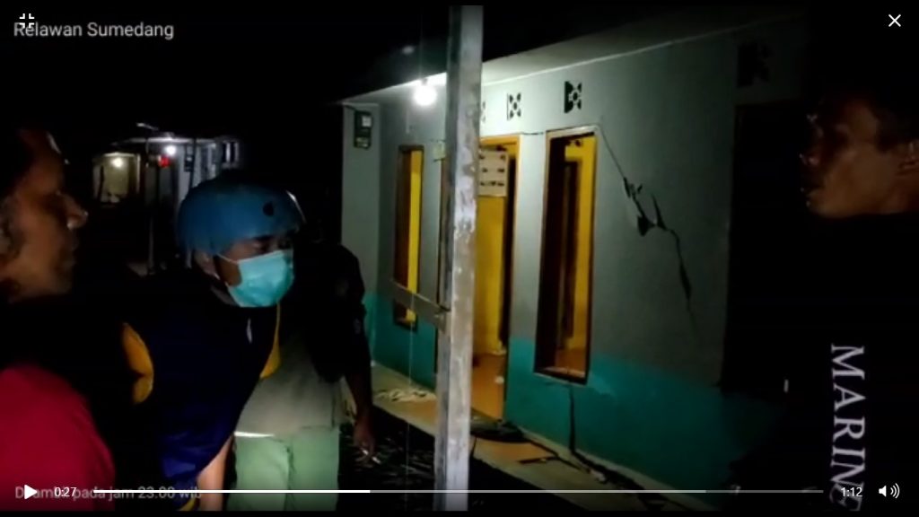 Petugas melakukan pengecekan pergerakan tanah di Desa Tanjungwangi Kecamatan Tanjungmedar Kabupaten Sumedang yang terus aktif. (Foto: Tangkap Layar)