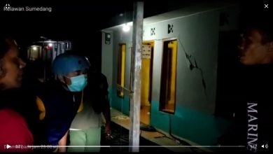 Petugas melakukan pengecekan pergerakan tanah di Desa Tanjungwangi Kecamatan Tanjungmedar Kabupaten Sumedang yang terus aktif. (Foto: Tangkap Layar)