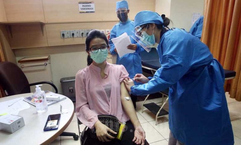 Seorang warga tengah menjalani suntik vaksin covid-19. (Foto: Dok/Bisnis.com)