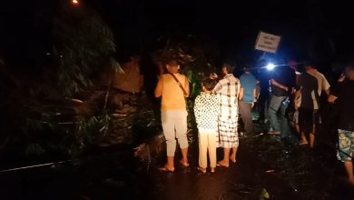 Sejumlah warga mleihat ke lokasi longsor yang menutup total Jalan Raya Conggeang-Buahdua, Kamis (25/3/2021) malam. (Foto: Fajarnusantara.com)
