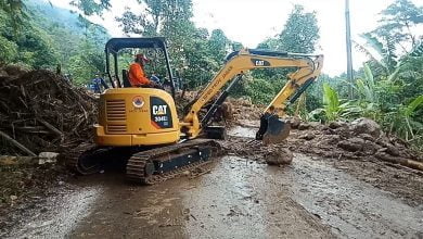 Alat berat dari BPBD Provinsi Jawa Barat mulai melakukan pembersihan setibanya di lokasi longsor yang menutup Jalan Raya Conggeang-Buahdua. (Foto: Fajarnusantara.com)
