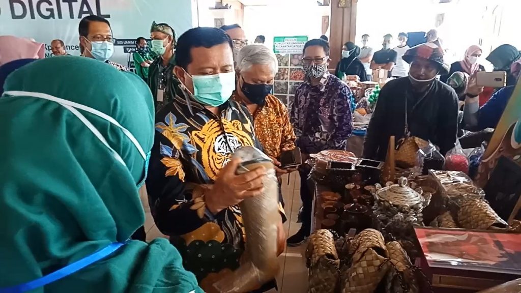 Bupati Sumedang Dony Ahmad Munir melihat sejumlah hasil produksi UMKM yang dipamerkan di IPP Sumedang, Sabtu (10/4/2021). (Foto: Fajarnusantara.com)