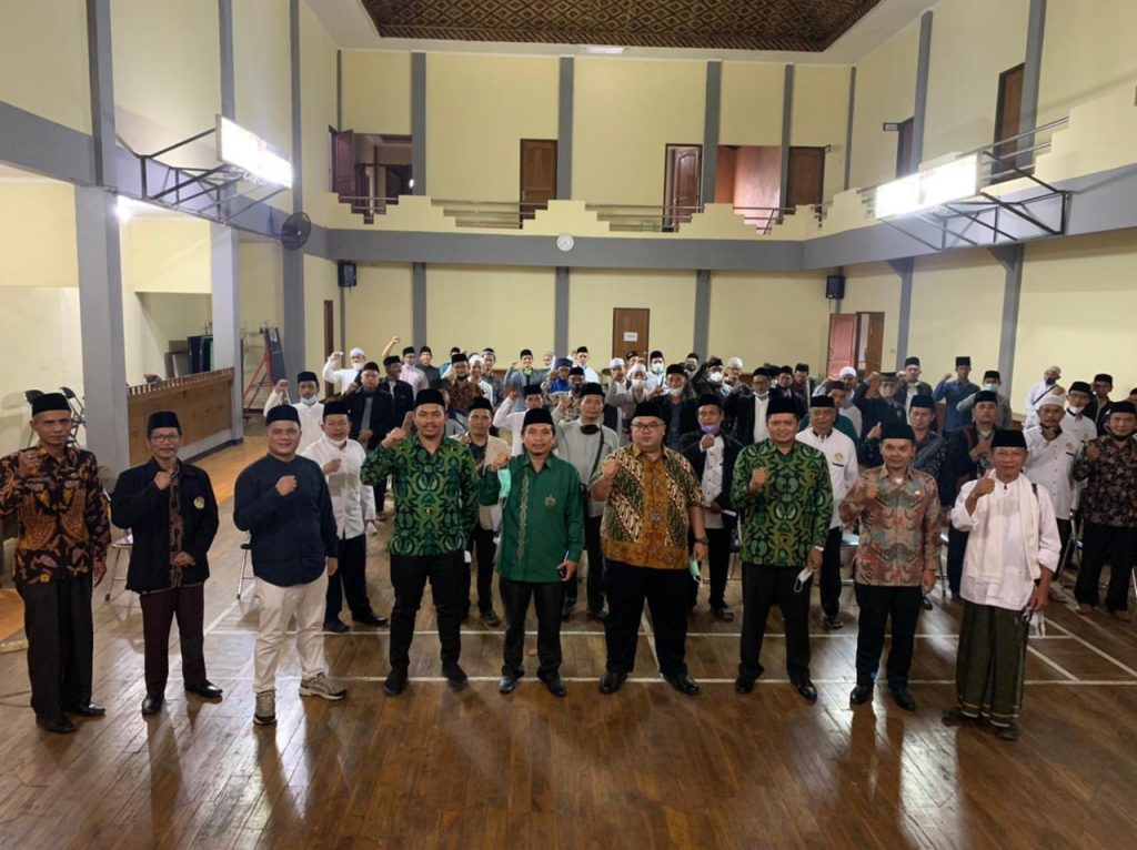 JAJARAN Fraksi PPP - DPC PPP dan para Alim Ulama beserta Pimpinan Ponpes Sesumedang foto bersama dalam silaturahmi mendorong perda pesantren, Kamis.