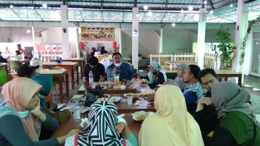 Anggota Komisi II DPRD Sumedang, H. Deden Yayan memberi masukan kepada sejumlah pedagang di Possemart, Rabu (31/3/2021). (Foto: Langga Kusumah/Fajarnusantara.com)