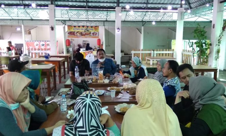 Anggota Komisi II DPRD Sumedang, H. Deden Yayan memberi masukan kepada sejumlah pedagang di Possemart, Rabu (31/3/2021). (Foto: Langga Kusumah/Fajarnusantara.com)