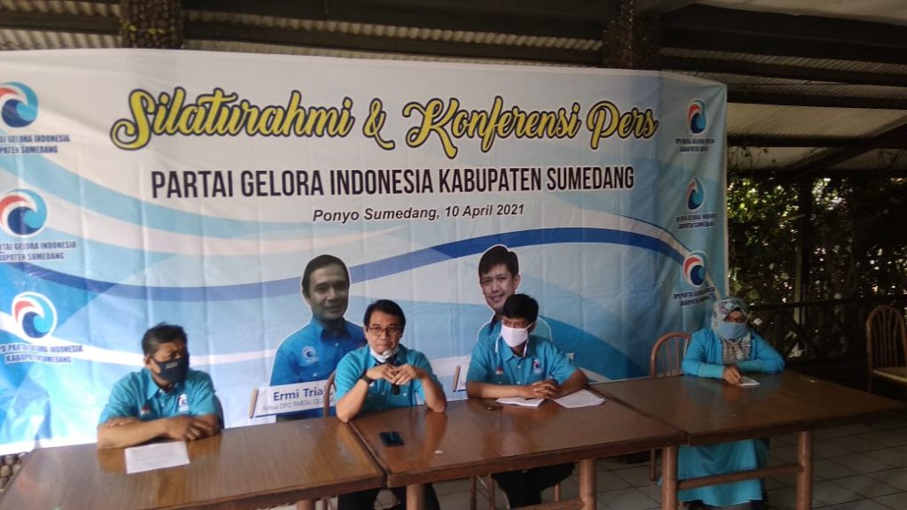 Jajaran pengurus DPD Partai Gelora Indonesia Kabupaten Sumedang mengenalkan diri kepada masyarakat Sumedang. (Foto: Langga Kusumah/Fajarnusantara.com)