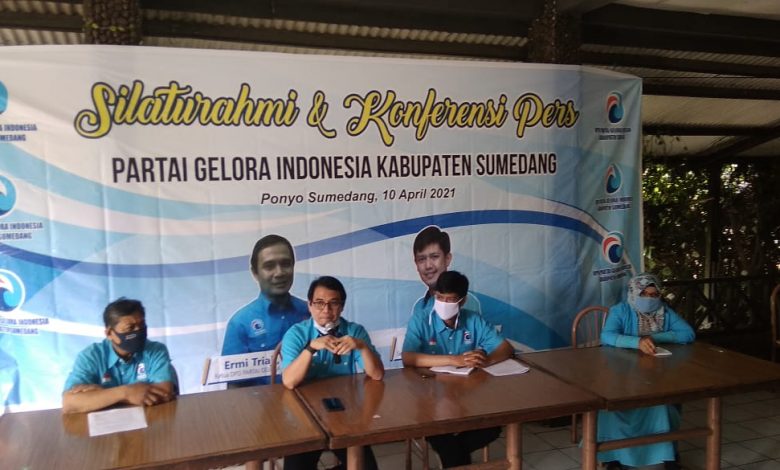 Jajaran pengurus DPD Partai Gelora Indonesia Kabupaten Sumedang mengenalkan diri kepada masyarakat Sumedang. (Foto: Langga Kusumah/Fajarnusantara.com)