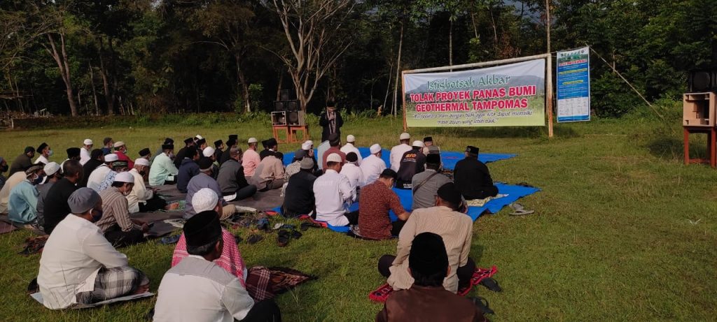 Sejumlah warga di Kecamatan Buahdua dan Kecamatan Conggeang Kabupaten Sumedang menggelar Istigasah Akbar di Lapang Sepak Bola Jumbuh atau Mariuk Desa Sekarwangi Kecamatan Buahdua, Rabu (28/4/2021). (Foto: Fajarnusantara.com)